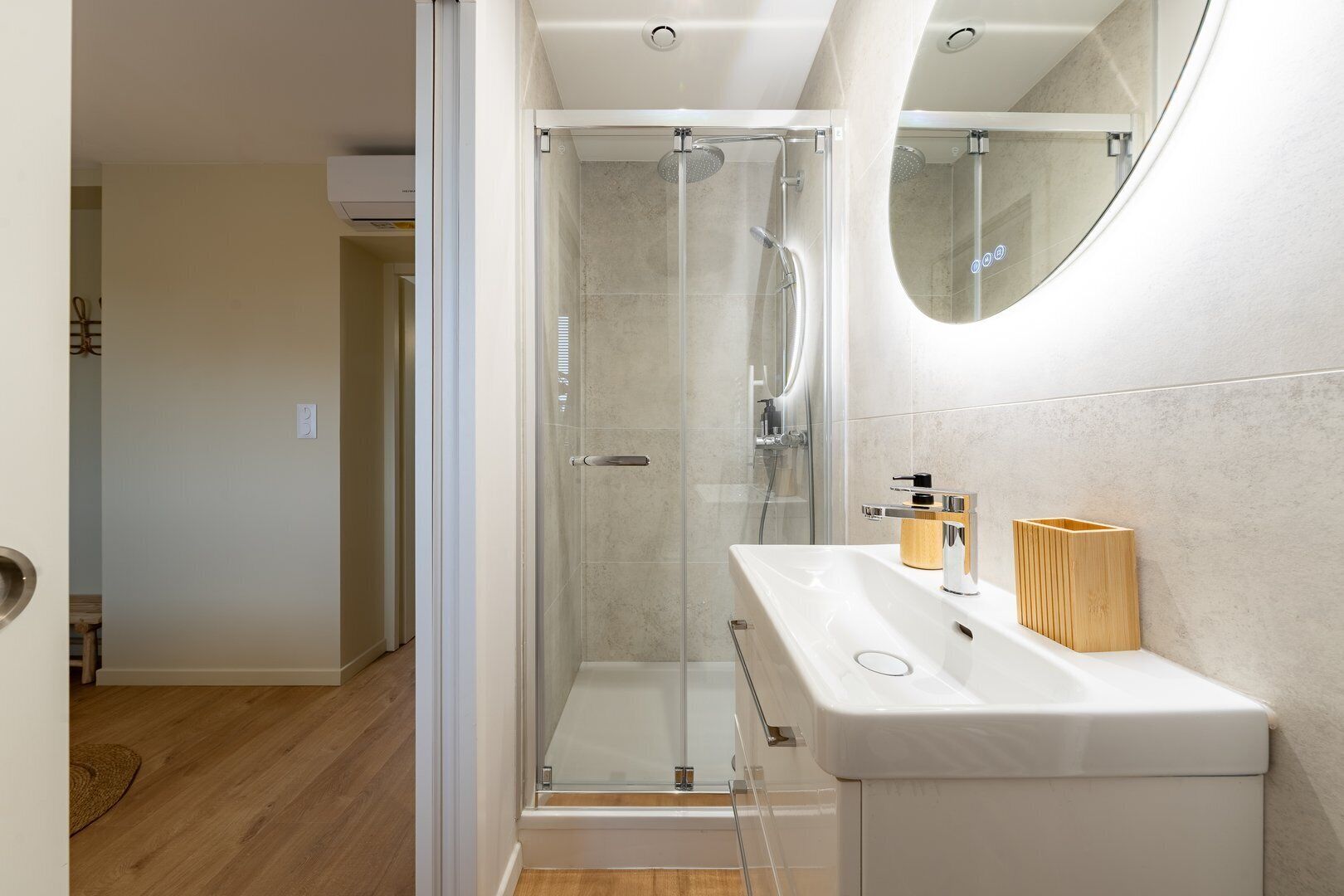 Regadera, secadora de cabello, toallas 