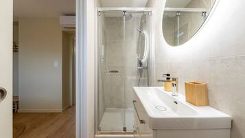 Shower, hair dryer, towels