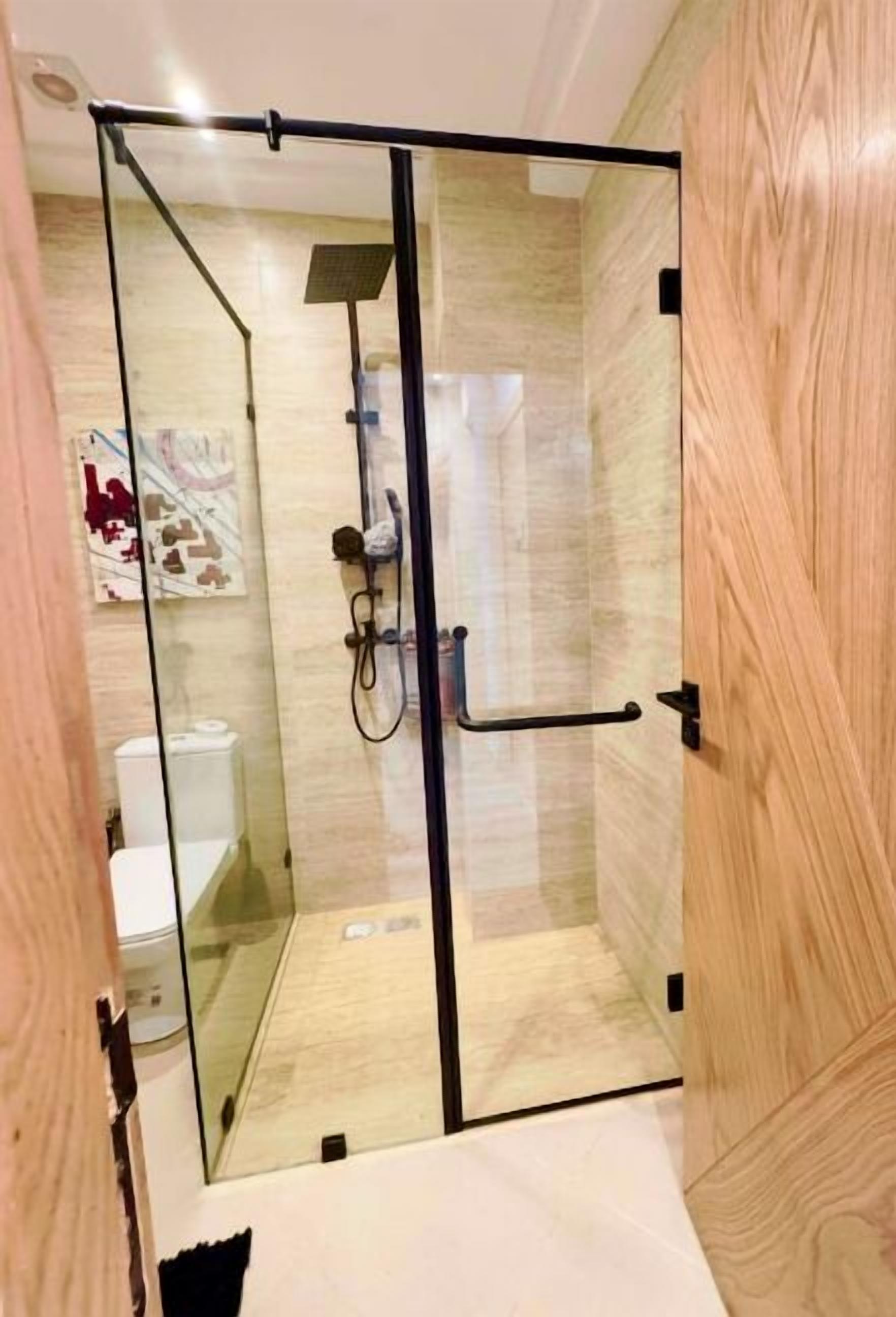 シャワー、ヘアドライヤー、タオル、トイレットペーパー