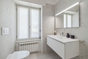 Douche, séchoir à cheveux, bidet, serviettes fournies