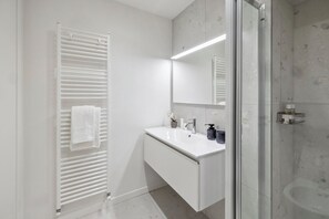 Dusche, Haartrockner, Bidet, Handtücher