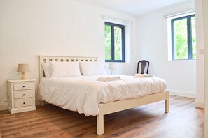 5 bedrooms, iron/ironing board, free WiFi, bed sheets