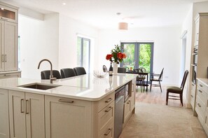 Réfrigérateur, micro-ondes, four, lave-vaisselle