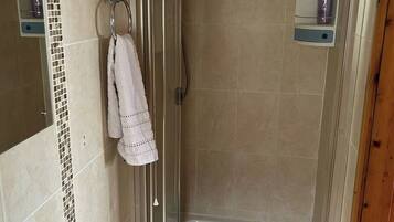 Een douche, een haardroger, handdoeken
