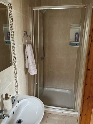 Een douche, een haardroger, handdoeken