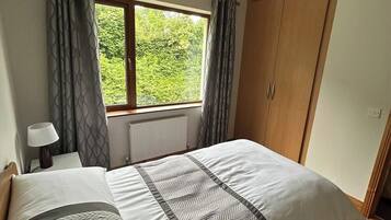 4 Schlafzimmer, Bügeleisen/Bügelbrett, kostenloses WLAN, Bettwäsche