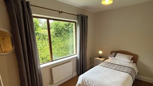 4 bedrooms, iron/ironing board, WiFi (free), bed sheets - Rathmore Hideaway Retreat (Killarney)