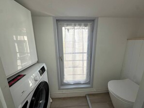 Hair dryer, towels, toilet paper - Studio under the roof - Marché (LA ROCHELLE)