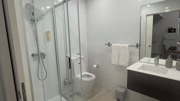 Douche, sĂšche-cheveux, serviettes fournies, savon
