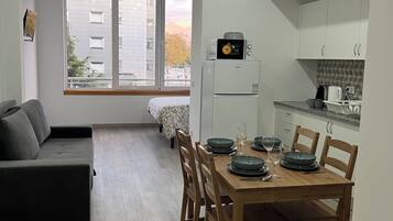 Planxa i posts de planxar, wifi i roba de llit