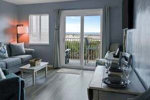 Smart TV, books - Snowbird Haven: Affordable 1BR Beachfront Condo + Monthly Discounts (Gulf Shores)