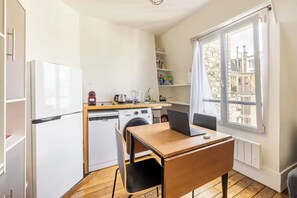 Réfrigérateur, micro-ondes, plaque de cuisson, lave-vaisselle