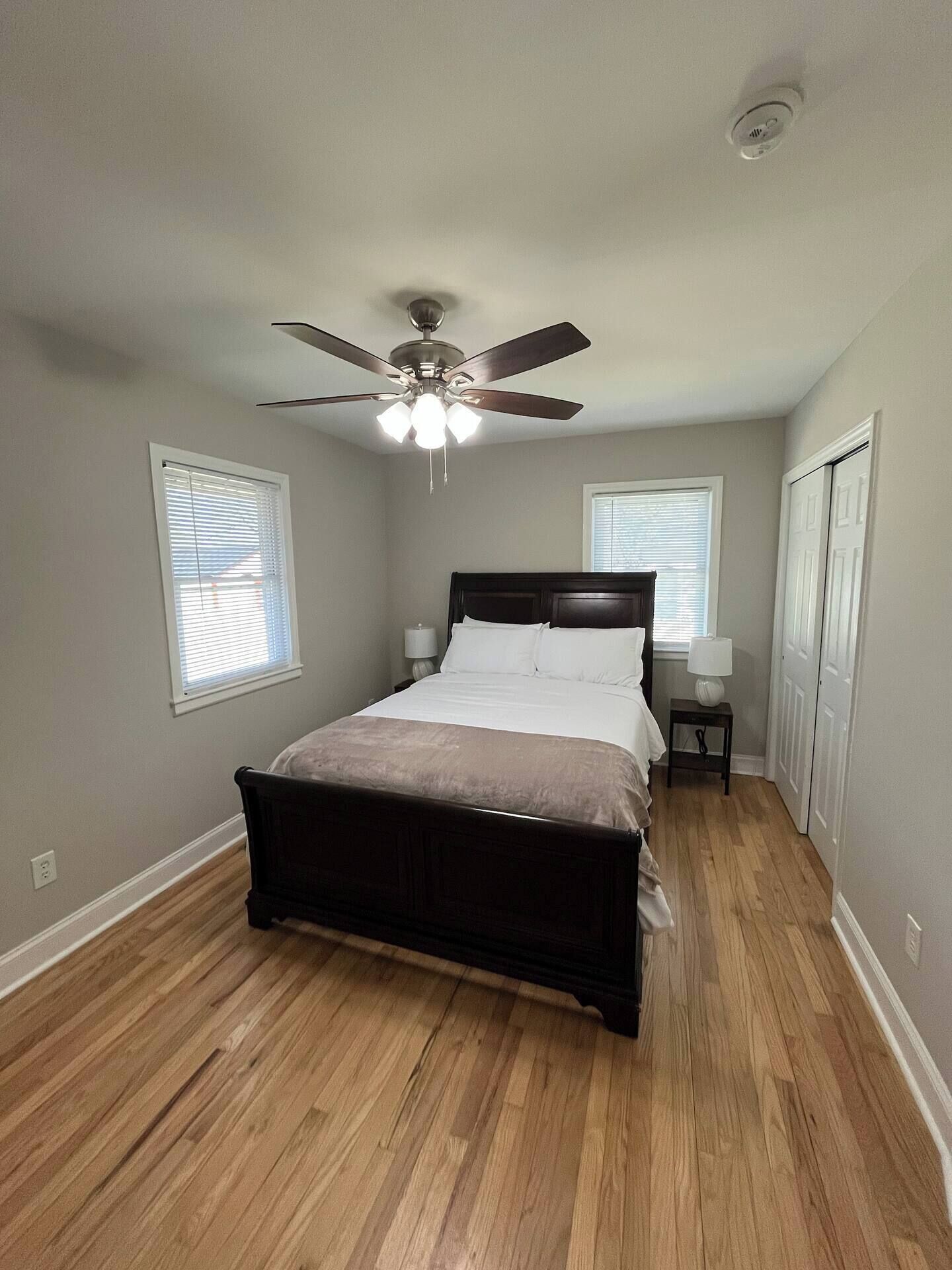 2 bedrooms, desk, WiFi, bed sheets