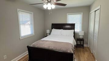 2 bedrooms, desk, WiFi, bed sheets