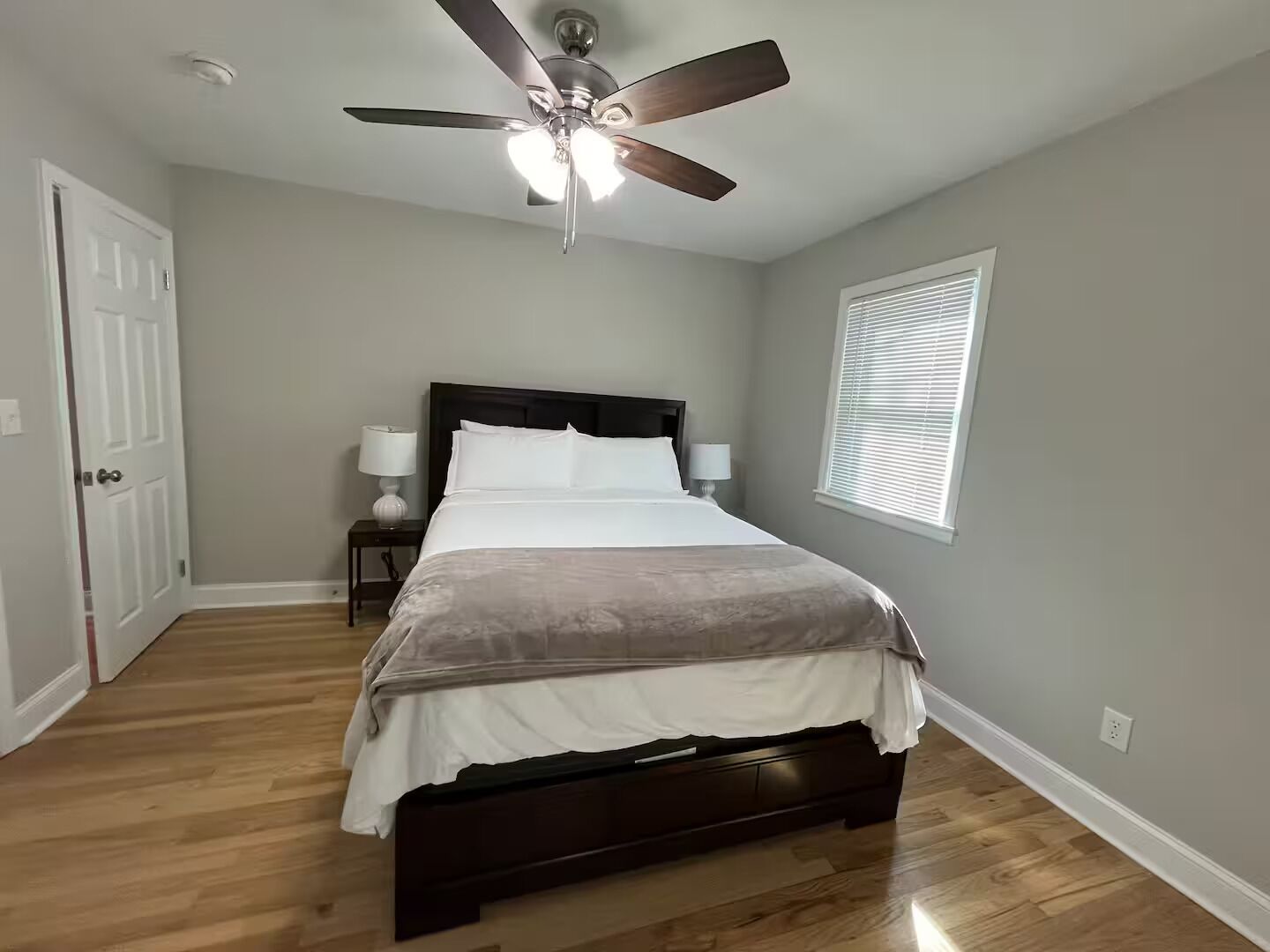 2 bedrooms, desk, WiFi, bed sheets