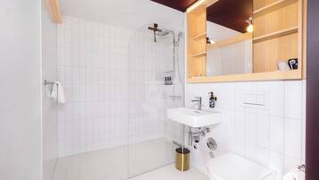 Modern Studio with Balcony | Baño | Ducha, jabón, champú y papel higiénico