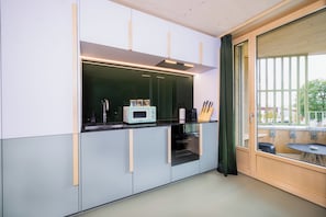 Modern Studio with Balcony | Eget kök | Stort kylskÄp, ugn, spishÀll och diskmaskin