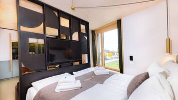 Modern Studio with Balcony | In-room safe, laptop workspace, blackout curtains, iron/ironing board