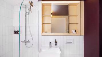 Modern Studio with Balcony | Baño | Ducha, jabón, champú y papel higiénico