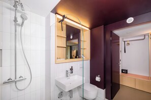 Modern Studio with Balcony | Kylpyhuone | Suihku, saippua, sampoo, vessapaperi