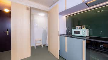 Modern Studio with Balcony | Dapur pribadi | Lemari es besar, oven, kompor, dan mesin pencuci piring