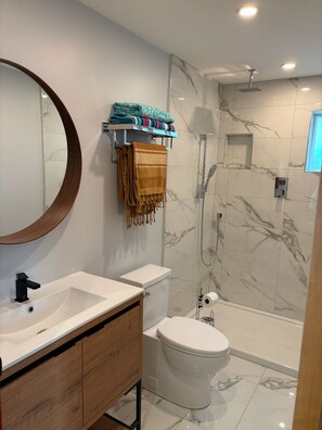 Douche, serviettes fournies, papier toilette