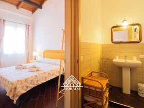 1 chambre, fer et planche à repasser, Wi-Fi gratuit, draps fournis