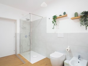 Regadera, amenidades de baño gratuitas, secadora de cabello, bidet