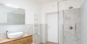 Douche, articles de toilette gratuits, sĂšche-cheveux, bidet