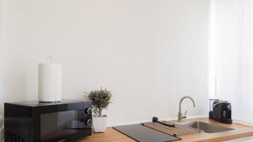 Frigorifero, microonde, piano cottura, lavastoviglie