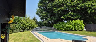 House with swimming pool, pets welcome. 3300-metre fenced park