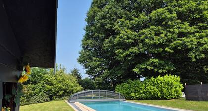 House with swimming pool, pets welcome. 3300-metre fenced park