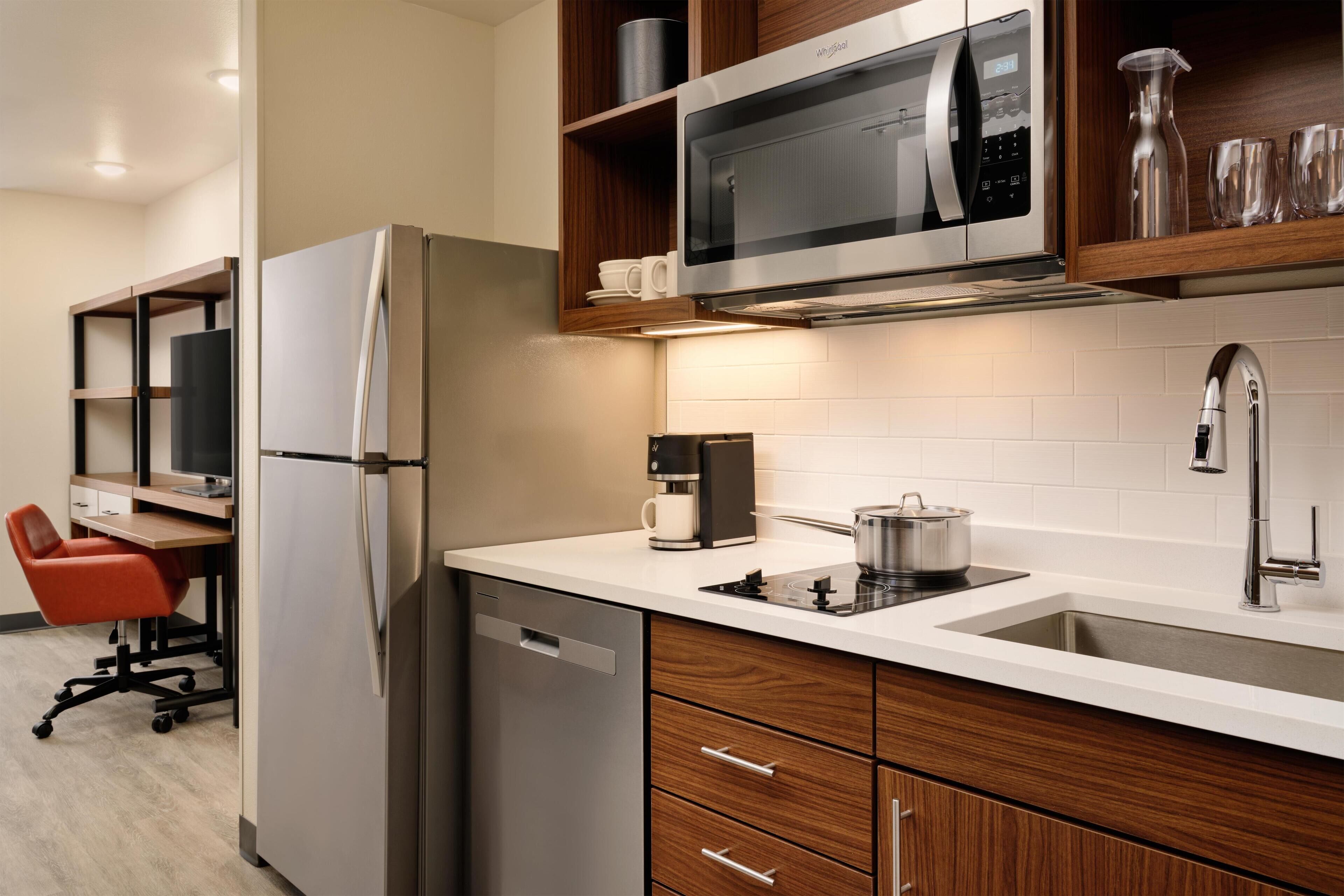 Fridge, microwave, stovetop, dishwasher