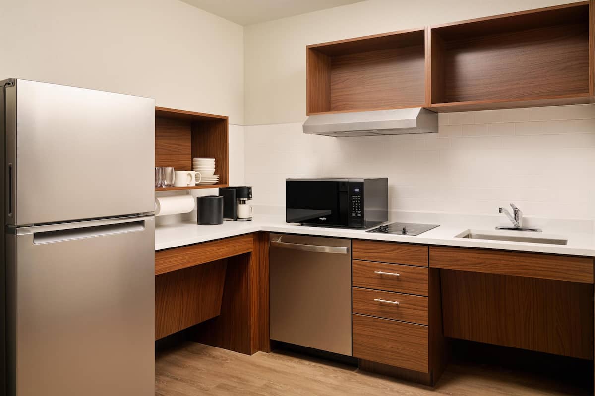 Jääkaappi, mikroaaltouuni, liesi, astianpesukone