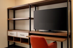 Hypo-allergenic bedding, desk, laptop workspace, blackout curtains - Hyatt Studios Kalispell (Kalispell)