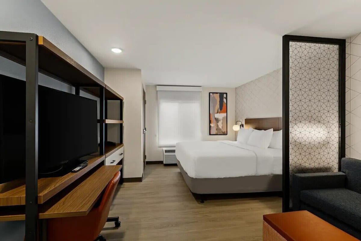 Bureau, espace de travail pour ordinateur portable, rideaux occultants