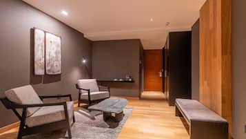 Ropa de cama de alta calidad, cubrecamas y minibar