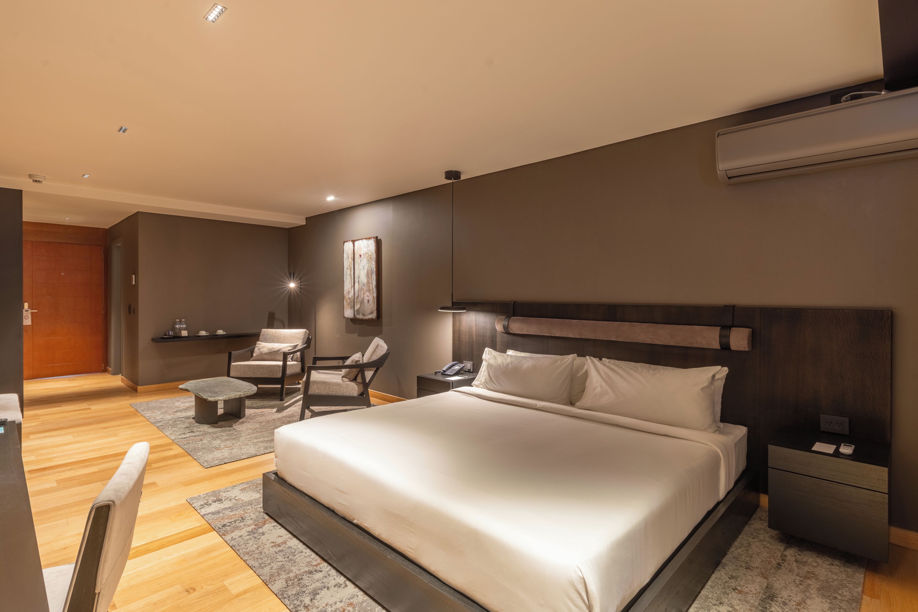 Standard Room, 1 King Bed, Non Smoking | Premium bedding, down duvets, minibar, in-room safe