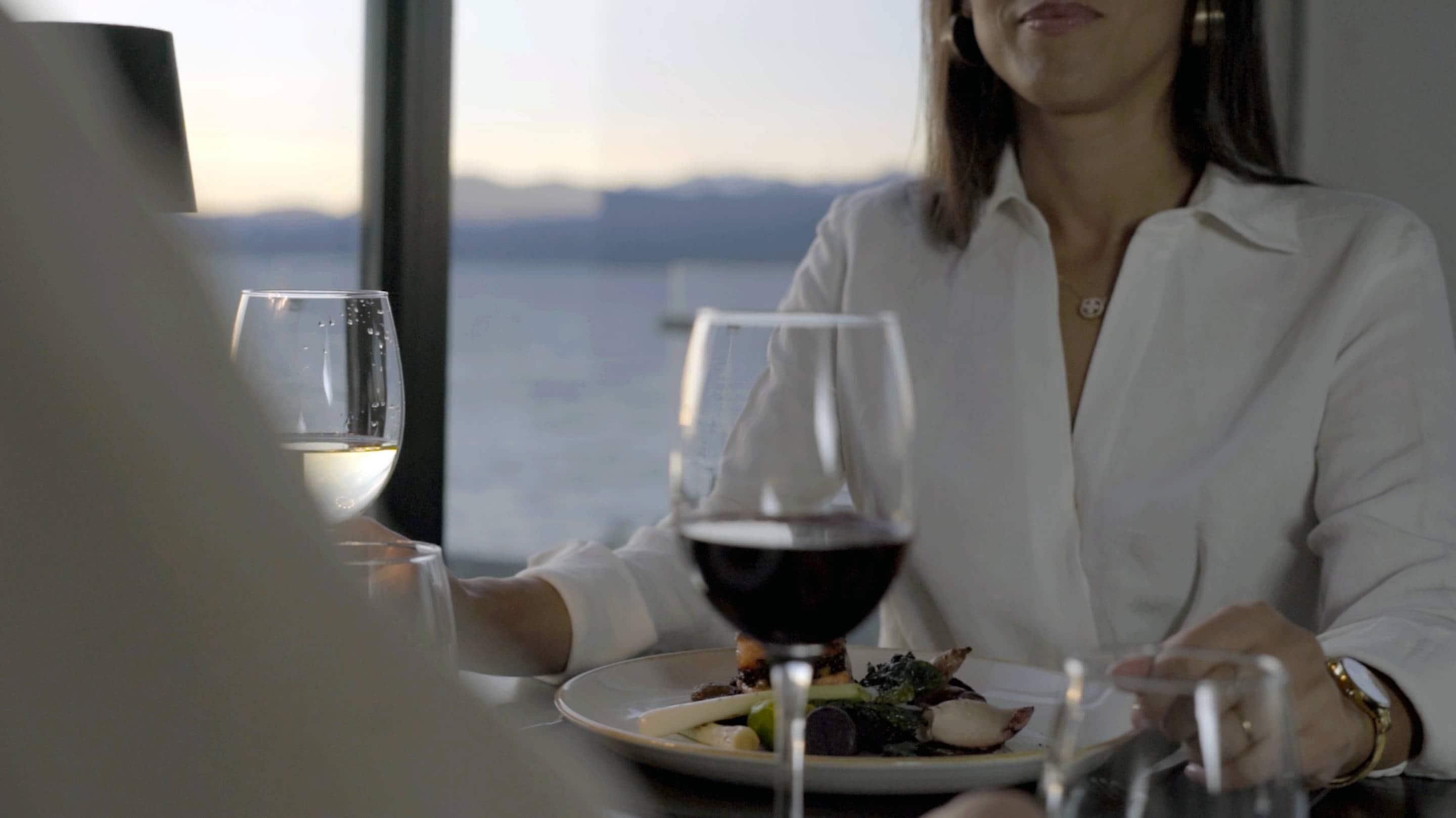 Una persona cenando en una mesa con vista al mar.