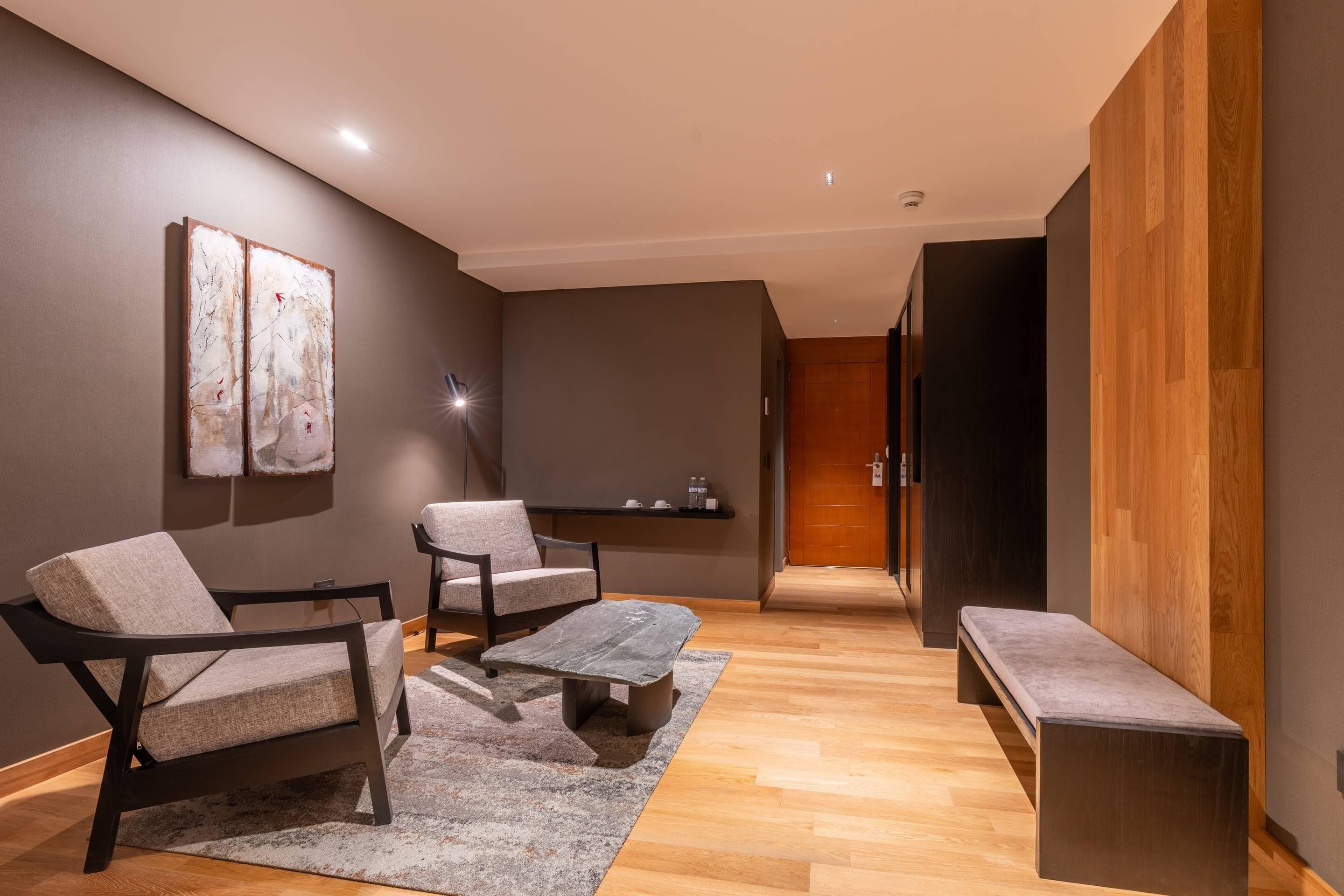 Ropa de cama de alta calidad, cubrecamas y minibar 