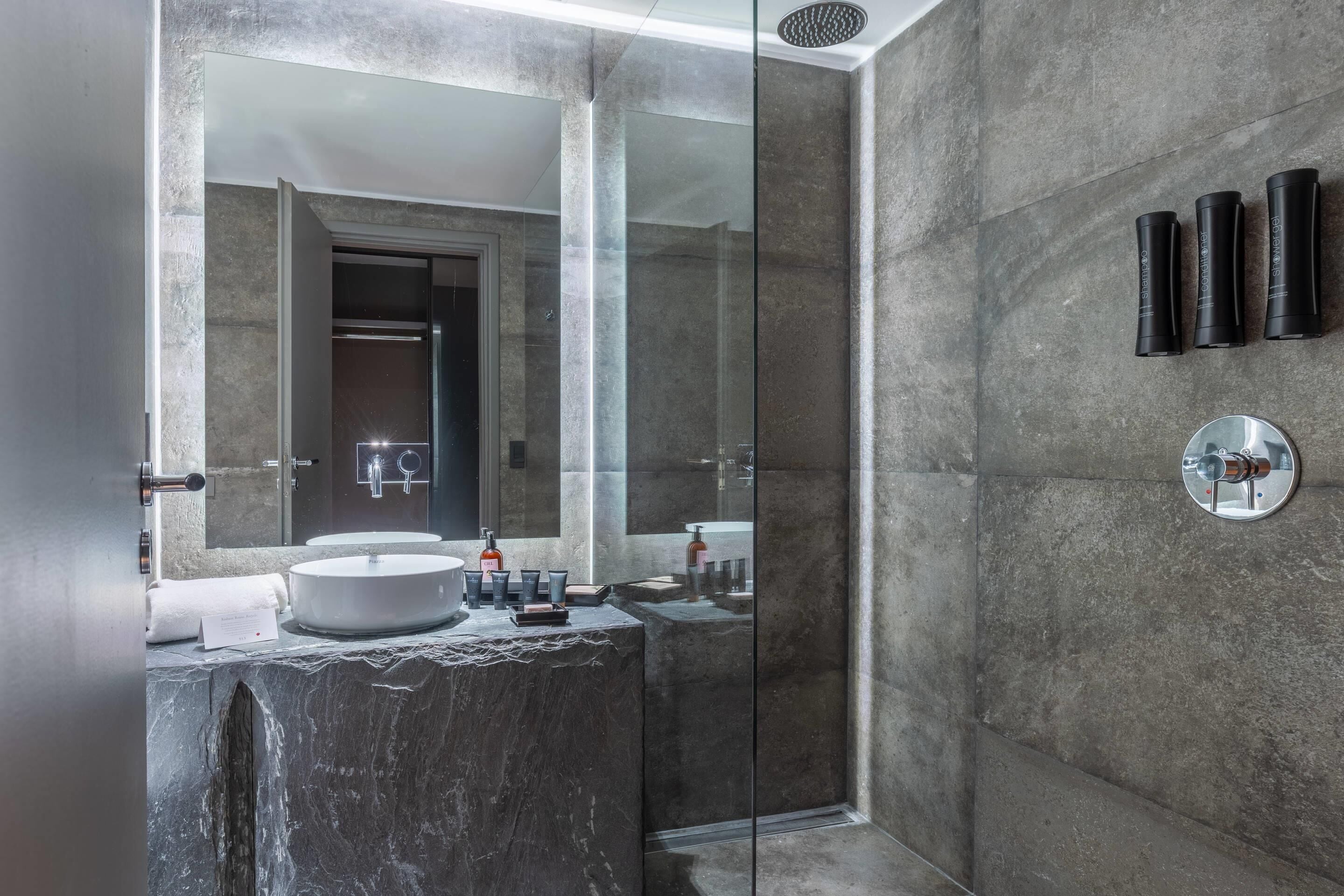 高档床上用品、羽绒被、迷你吧、客房内保险箱