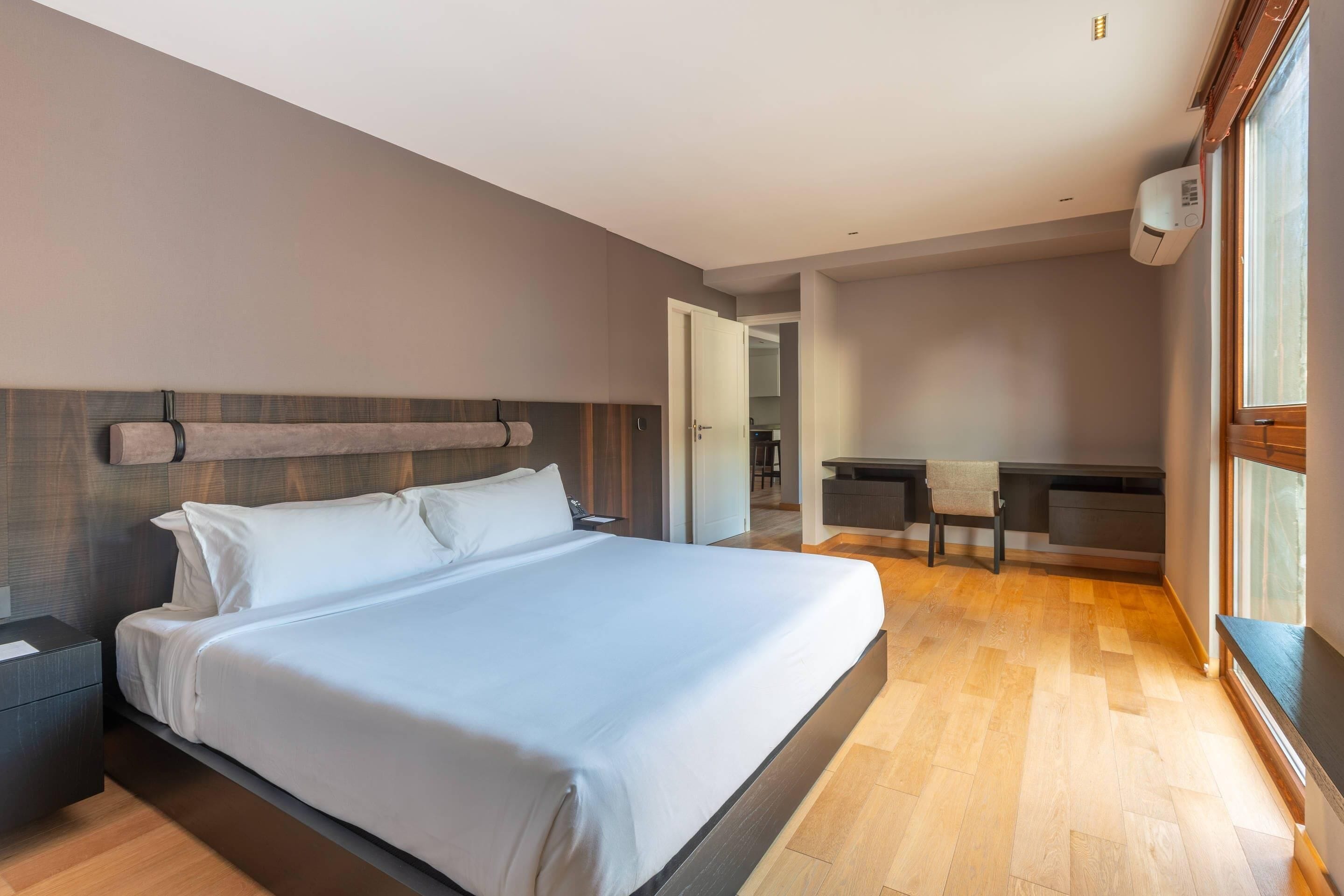 Suíte, 1 cama King, para não fumantes | Roupas de cama premium, edredons de pluma, frigobar, cofres nos quartos