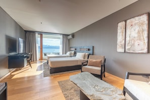 Ropa de cama de alta calidad, cubrecamas y minibar