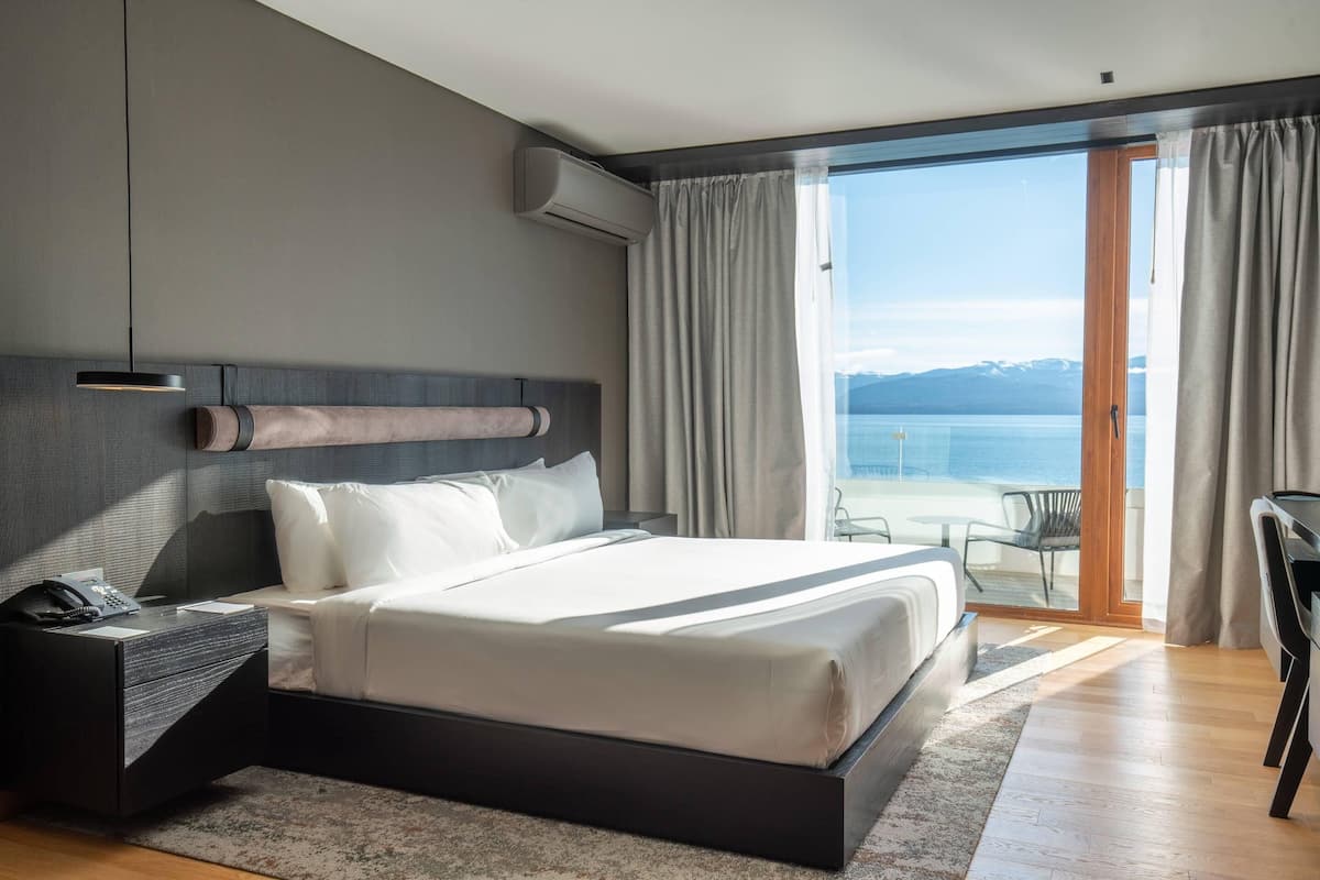 Standaard kamer, 1 kingsize bed, niet-roken | Luxe beddengoed, donsdekens, een minibar, een kluis op de kamer