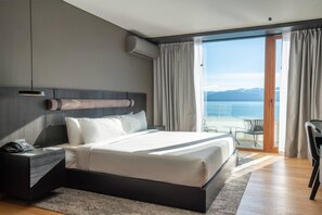 Deluxe Room, 1 King Bed, Non Smoking | Premium bedding, down comforters, minibar, in-room safe - Radisson Blu Bariloche (San Carlos de Bariloche)