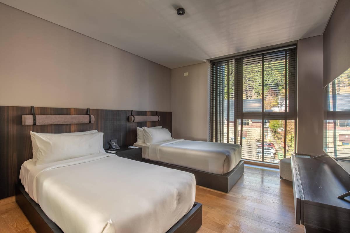 Deluxe suite, Meerdere bedden, niet-roken | Luxe beddengoed, donsdekens, een minibar, een kluis op de kamer