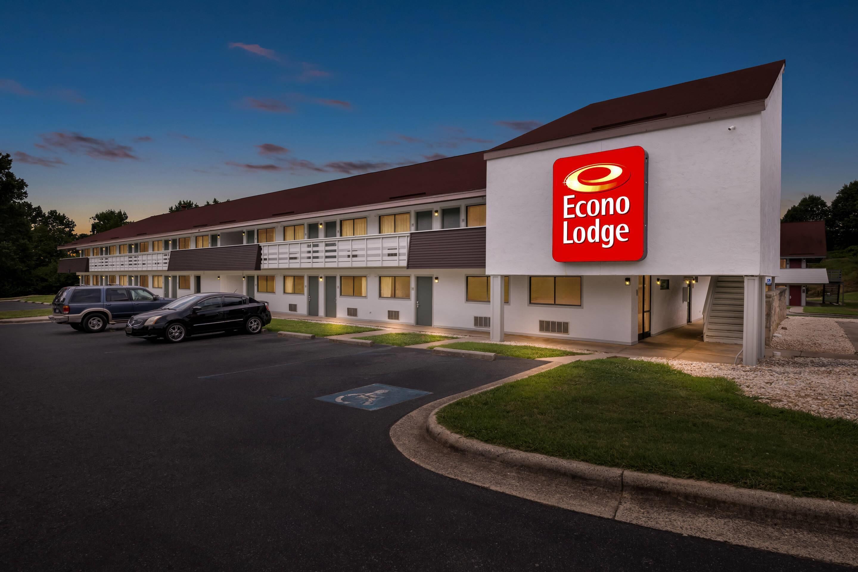 Un Econo Lodge à deux étages, doté d’un parking et d’une pelouse devant l’établissement.