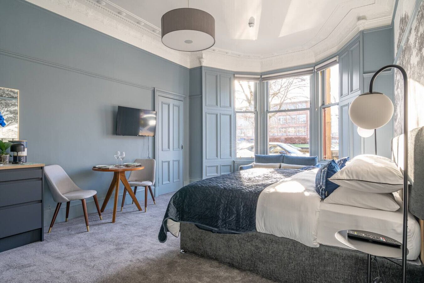 Une chambre à coucher avec un lit, un bureau et une chaise.
