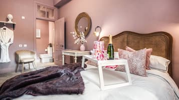 1 soverom, skrivebord, strykejern/-brett og reiseseng for barn