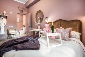 1 habitación, escritorio, tabla de planchar con plancha y cuna de viaje